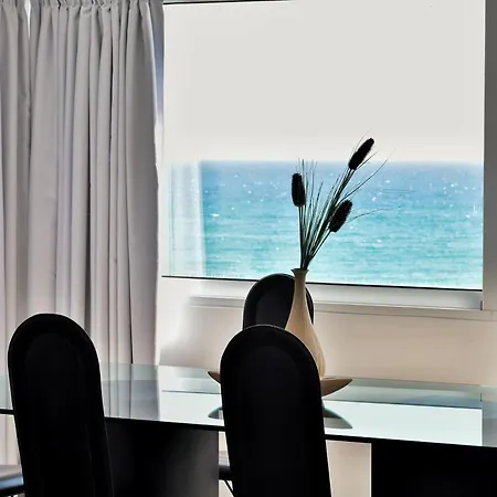 Stunning Top-floor Beachfront Apartamento Larnaca