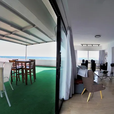 Stunning Top-floor Beachfront Lejlighed *