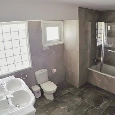 Stunning Top-floor Beachfront דירה *