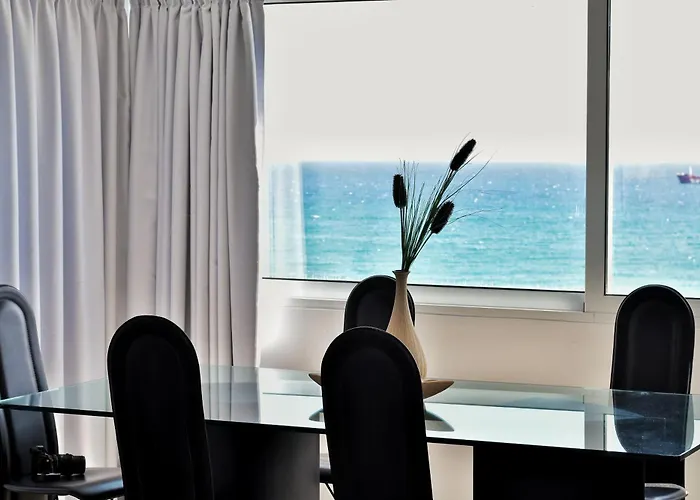 Stunning Top-floor Beachfront Appartement Larnaca