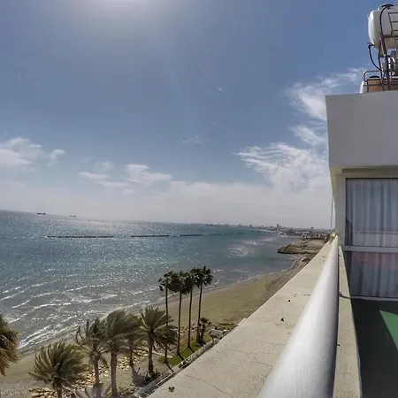 Stunning Top-floor Beachfront شقة