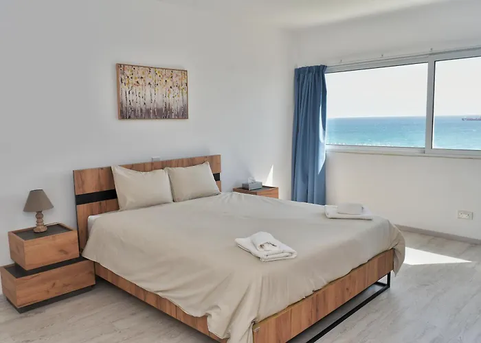 Stunning Top-floor Beachfront Apartmán Larnaca