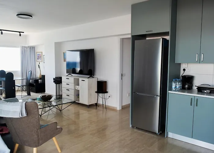 Stunning Top-floor Beachfront דירה *