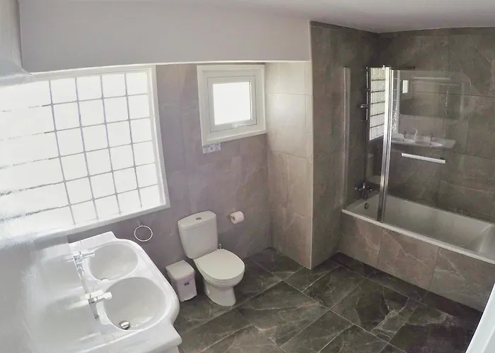 Stunning Top-floor Beachfront דירה *